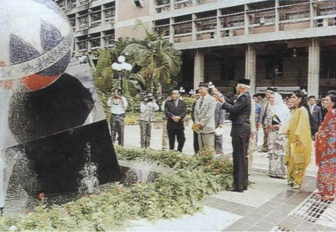 DYMM Sultan sedang mengamati lakaran yang tertulis pada permukaan jam.png