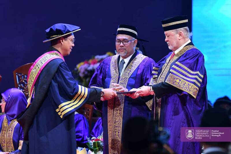 Penyampaian ijazah kepada pelajar yang bergraduasi pada konvokesyen ke-100.jpeg