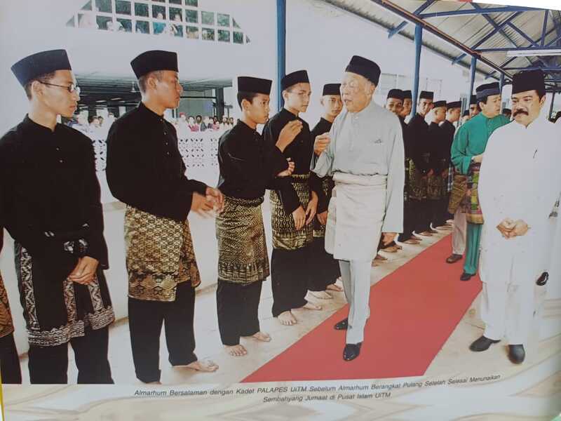 Almarhum bersalaman dengan Kadet PALAPES UiTM sebelum berangkat pulang setelah selesai solat Jumaat di Pusat Islam UiTM