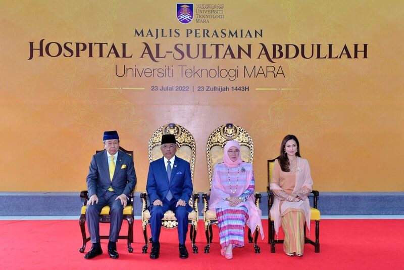 Sesi bergambar oleh Kebawah Duli Yang Maha Mulia Seri Paduka Baginda Yang Di-Pertuan Agong Al-Sultan Abdullah Ri'Ayatuddin Al-Mustafa Billah Shah Ibni Almarhum Sultan Haji Ahmad Shah Al-Musta'in Billah ditemani oleh Raja Permaisuri Agong Tunku Hajah Azizah Aminah Maimunah Iskandariah Almarhum Sultan Iskandar, Duli Yang Maha Mulia Sultan Sharafuddin Idris Shah Alhaj dan Duli Yang Maha Mulia Tengku Permaisuri Hajah Norashikin.