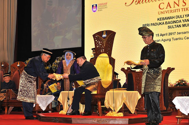 Menteri Pendidikan Tinggi YB Dato' Seri Idris Jusoh menyampaikan watikah pemashyuran sebagai Canselor UiTM kepada KDYMM Seri Paduka Baginda Yang Di-Pertuan Agong Sultan Muhammad V