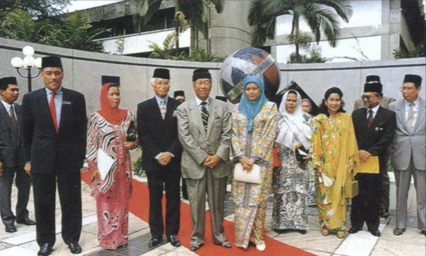 Bergambar kenangan: (dari kiri) Y.A.B. Menteri Besar Selangor dan Puan Sri, Pengerusi Majlis ITM, Baginda Sultan Selangor, YTM Cik Puan Besar Selangor, Puan Sri Noor Hayati, Datin Rusila, Dato' Pengarah ITM