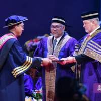 Penyampaian ijazah kepada pelajar yang bergraduasi pada konvokesyen ke-100.jpeg