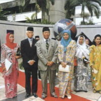 Bergambar kenangan: (dari kiri) Y.A.B. Menteri Besar Selangor dan Puan Sri, Pengerusi Majlis ITM, Baginda Sultan Selangor, YTM Cik Puan Besar Selangor, Puan Sri Noor Hayati, Datin Rusila, Dato' Pengarah ITM